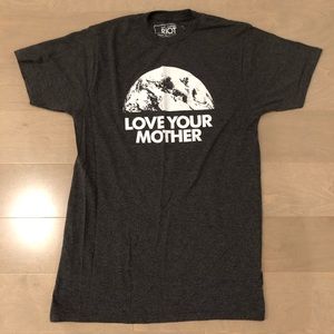 LOVE YOUR MOTHER Earth Men’s gray graphic tee